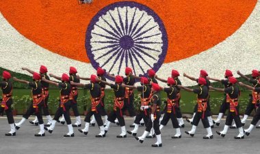 भारत 77वां गणतंत्र दिवस: कर्तव्य पथ पर शान, PM मोदी व राष्ट्रपति द्रौपदी मुर्मू की मौजूदगी में भव्य परेड